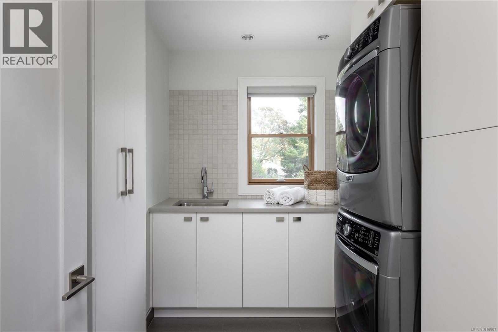  1198 Hewlett Place, Oak Bay