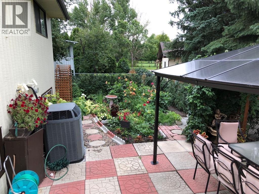 Single Family House Bi-level for Sale in  Iris Court SE Connaught Medicine Hat 