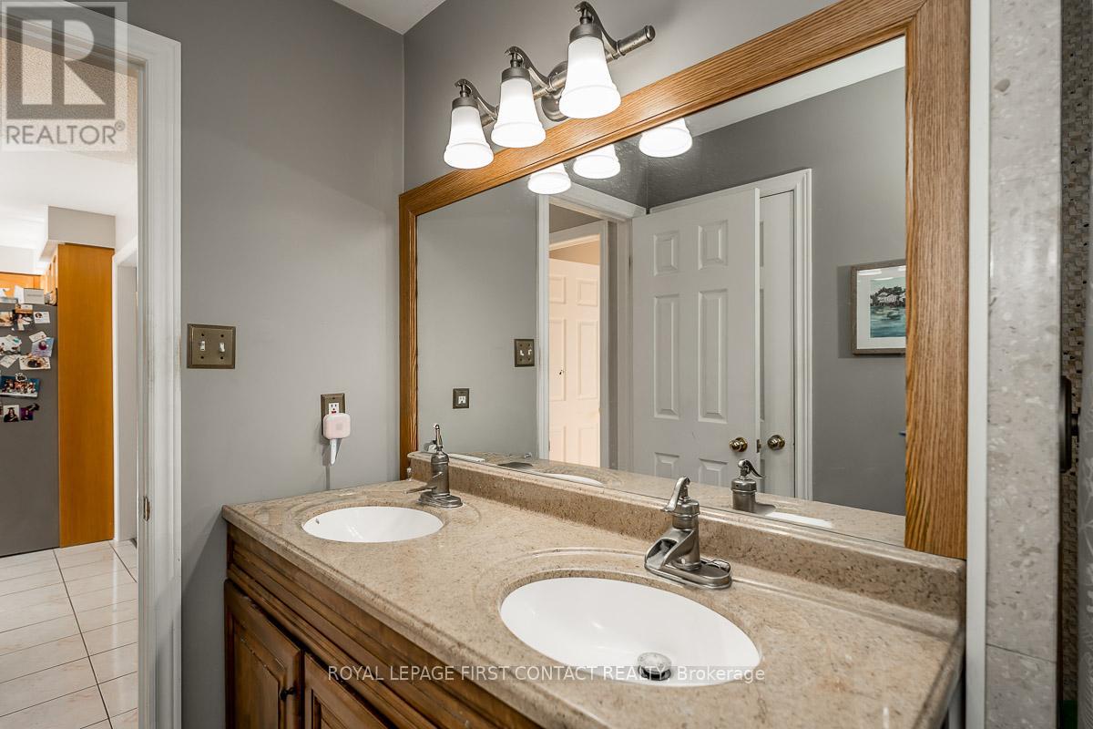 Single Family House Bungalow for Sale in  LANG DRIVE Barrie (Northwest) 