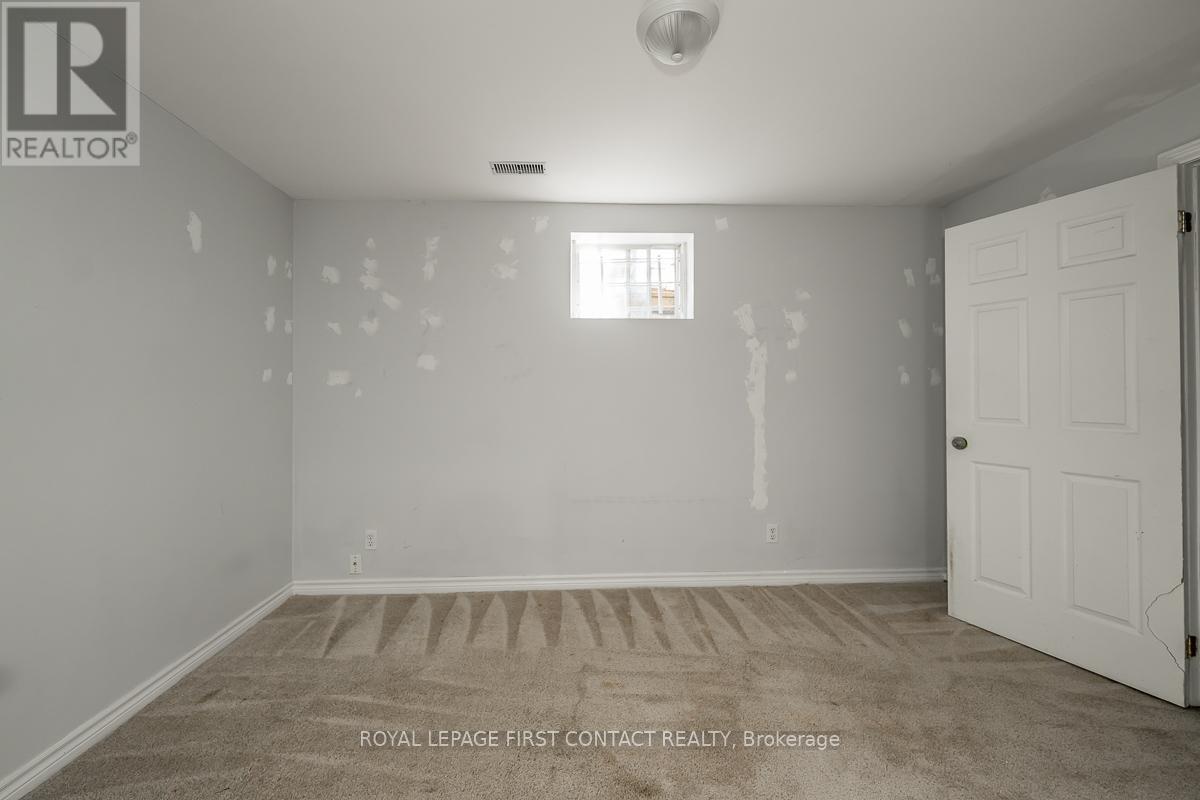 Single Family House Bungalow for Sale in  LANG DRIVE Barrie (Northwest) 