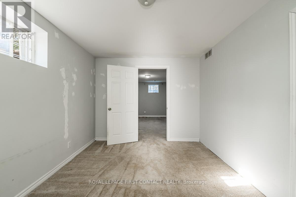 Single Family House Bungalow for Sale in  LANG DRIVE Barrie (Northwest) 