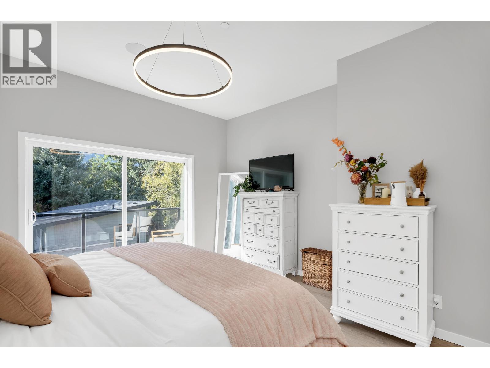 41727 GOVERNMENT ROAD, Squamish