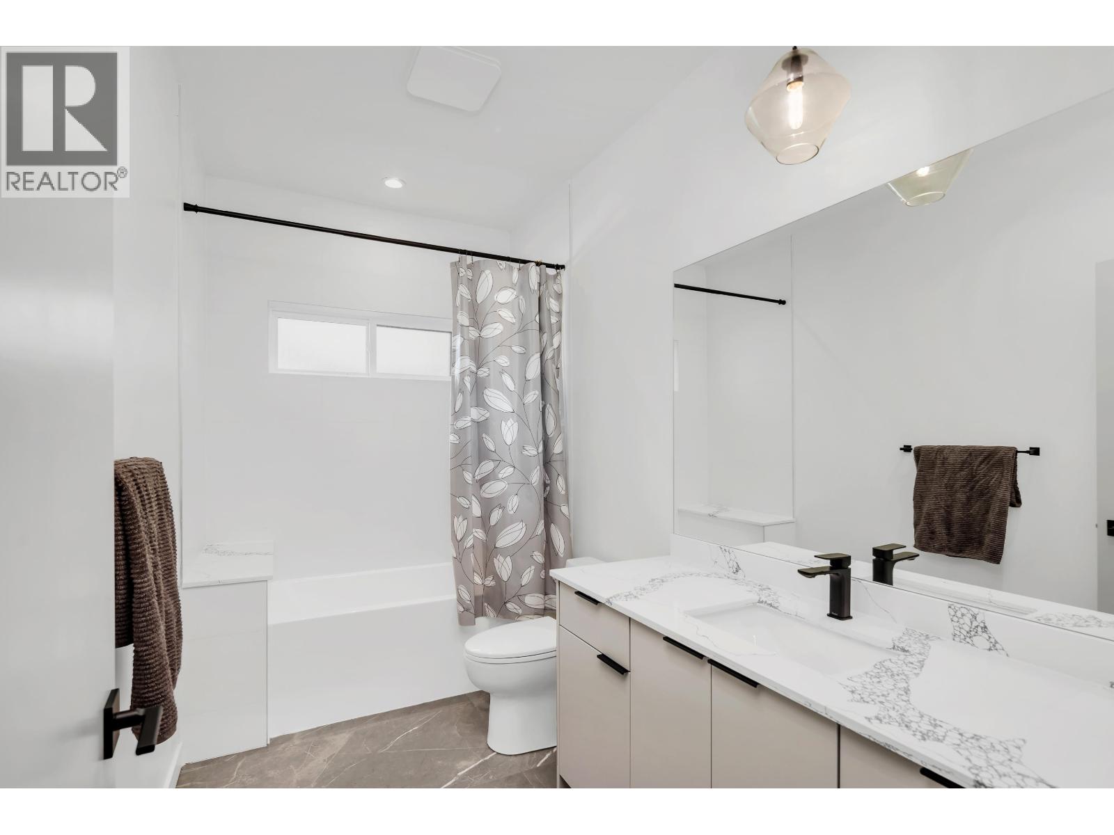 41727 GOVERNMENT ROAD, Squamish