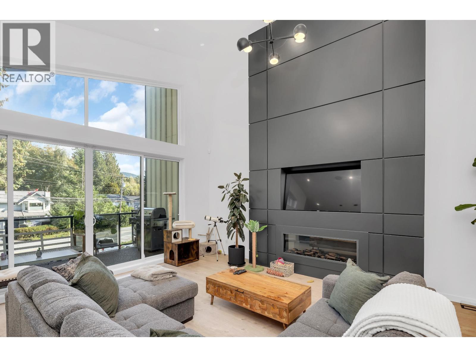 41727 GOVERNMENT ROAD, Squamish