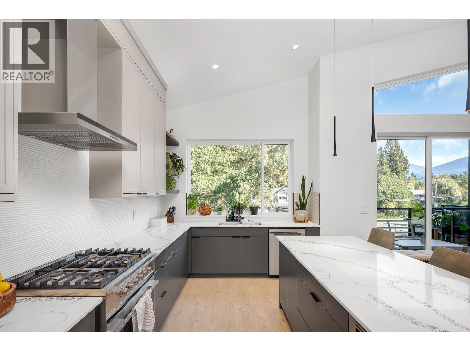 41727 GOVERNMENT ROAD, Squamish