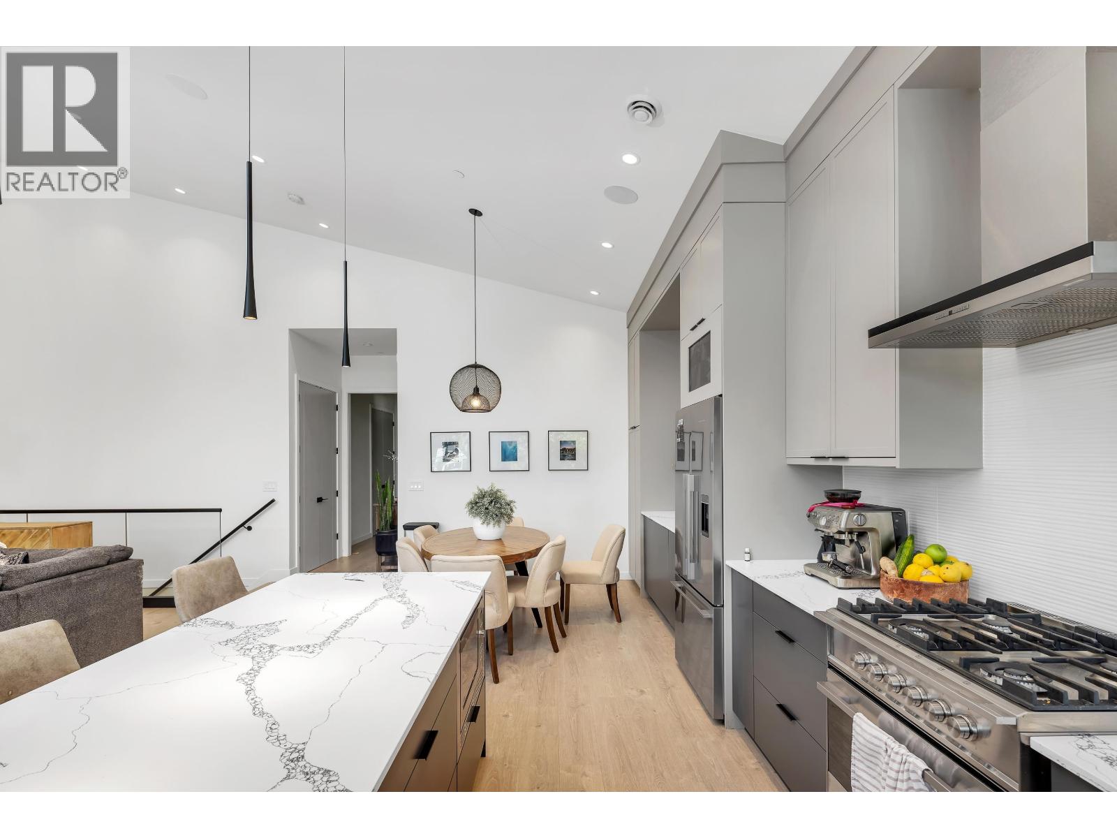 41727 GOVERNMENT ROAD, Squamish