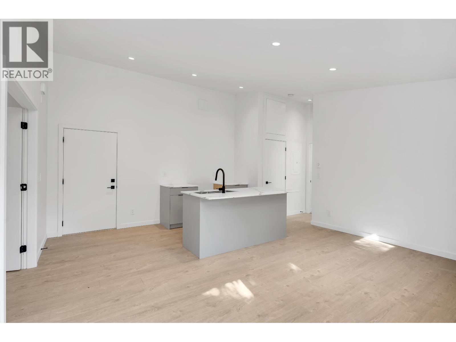 41727 GOVERNMENT ROAD, Squamish