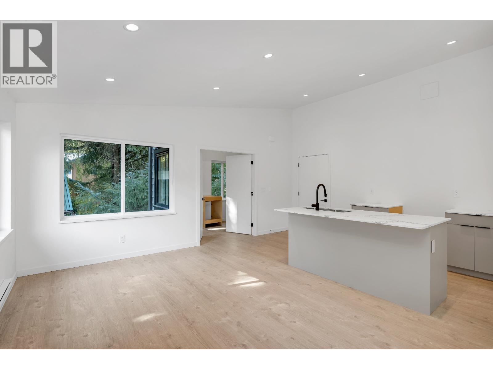 41727 GOVERNMENT ROAD, Squamish