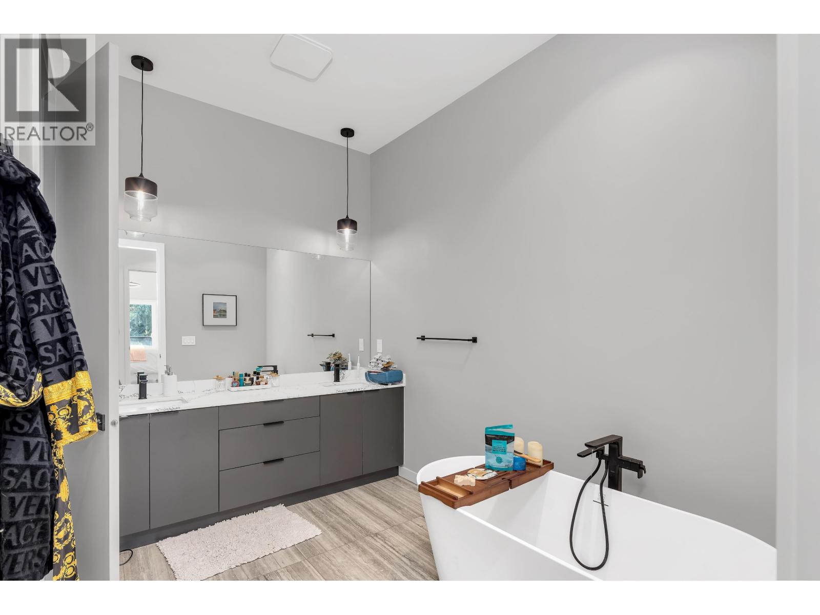 41727 GOVERNMENT ROAD, Squamish
