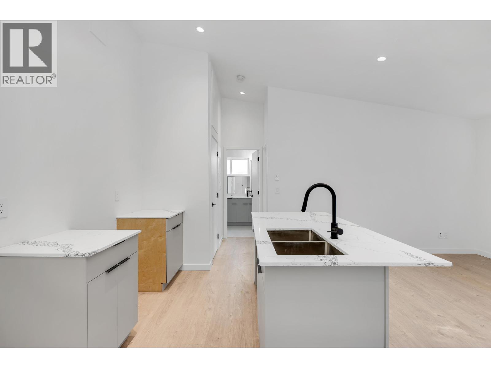 41727 GOVERNMENT ROAD, Squamish