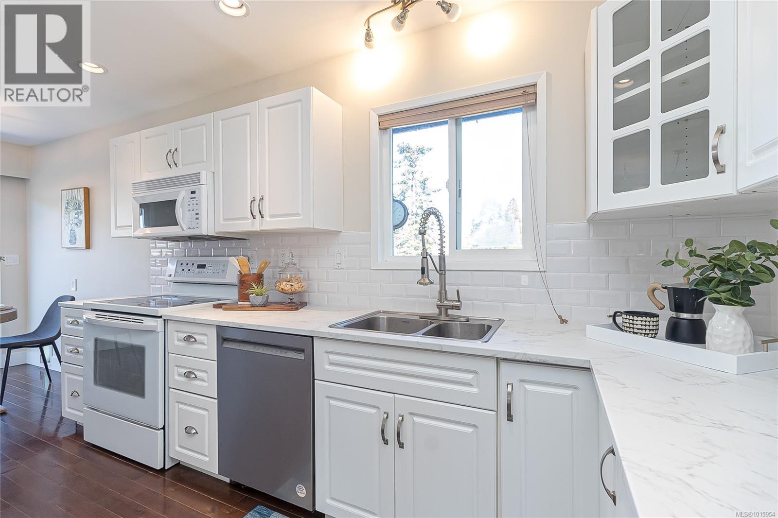  756 Snowdrop Avenue, Saanich