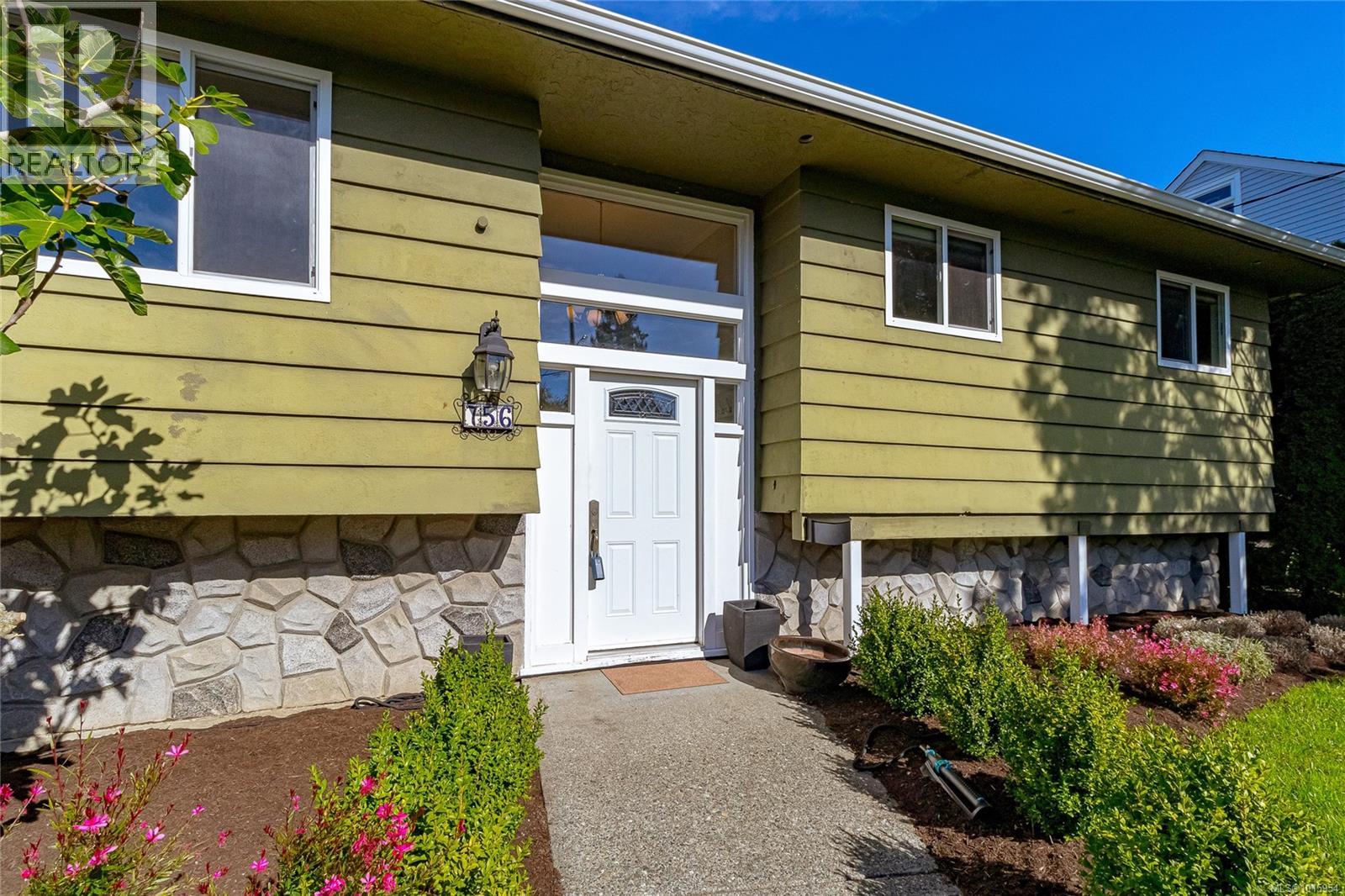  756 Snowdrop Avenue, Saanich