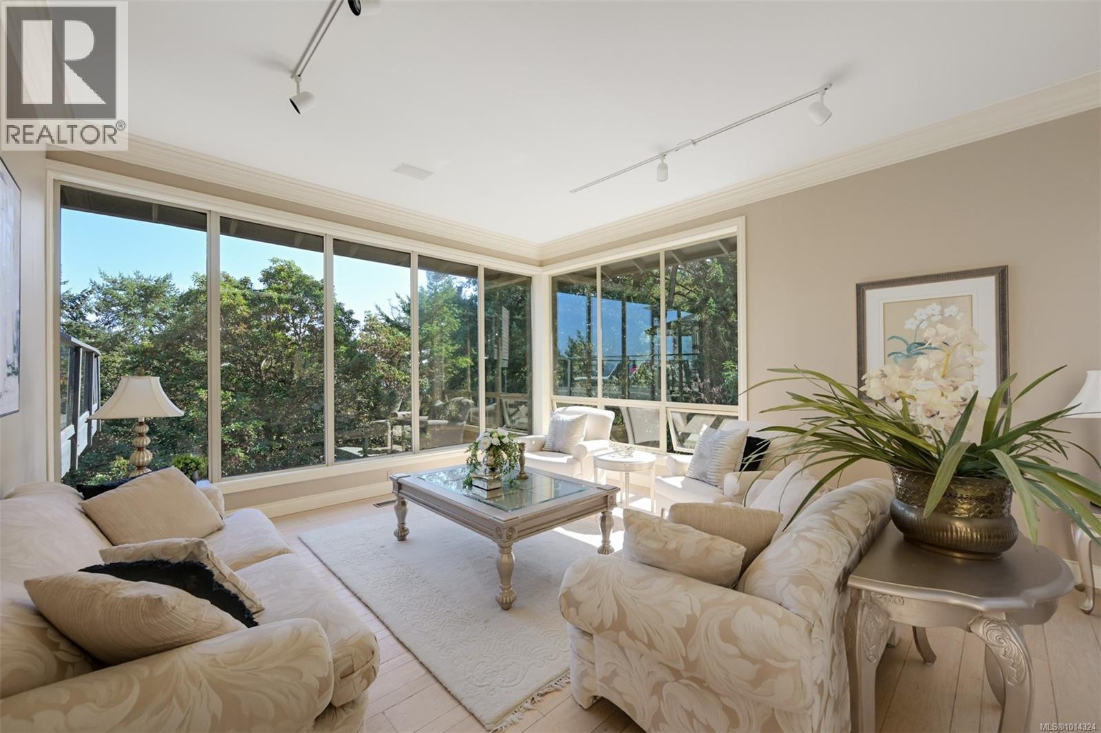 2807 Arbutus Rd, Saanich