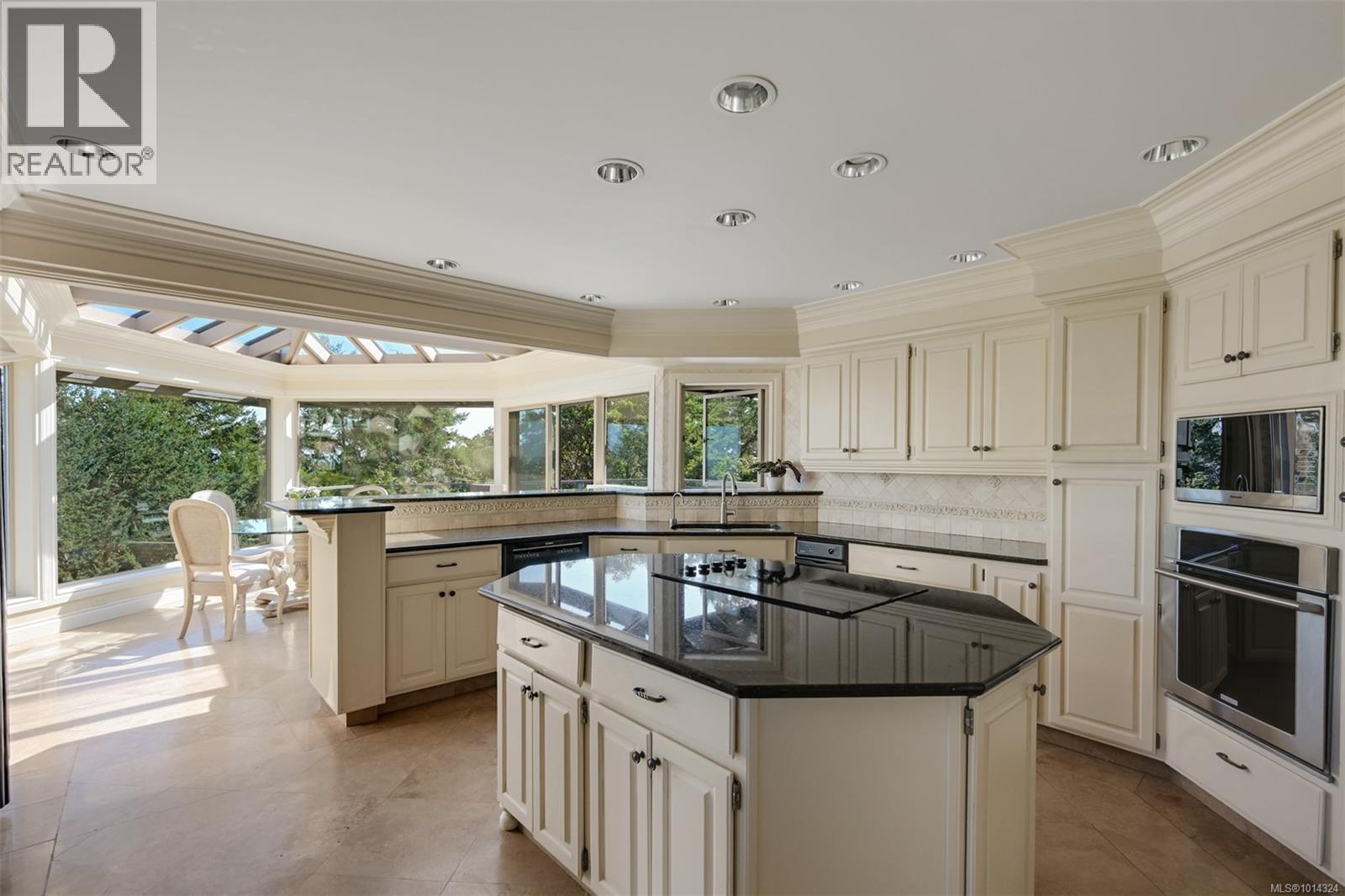 2807 Arbutus Rd, Saanich