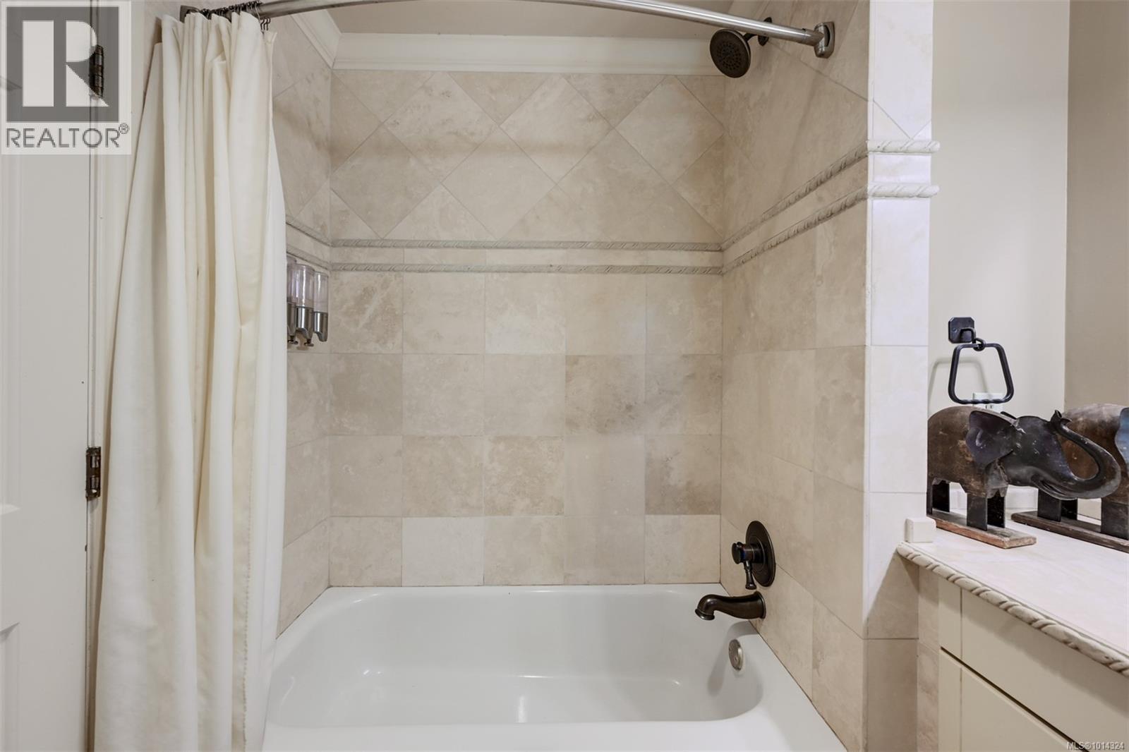 2807 Arbutus Rd, Saanich