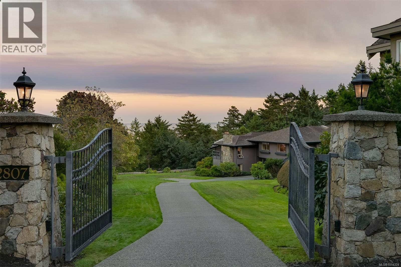 2807 Arbutus Rd, Saanich