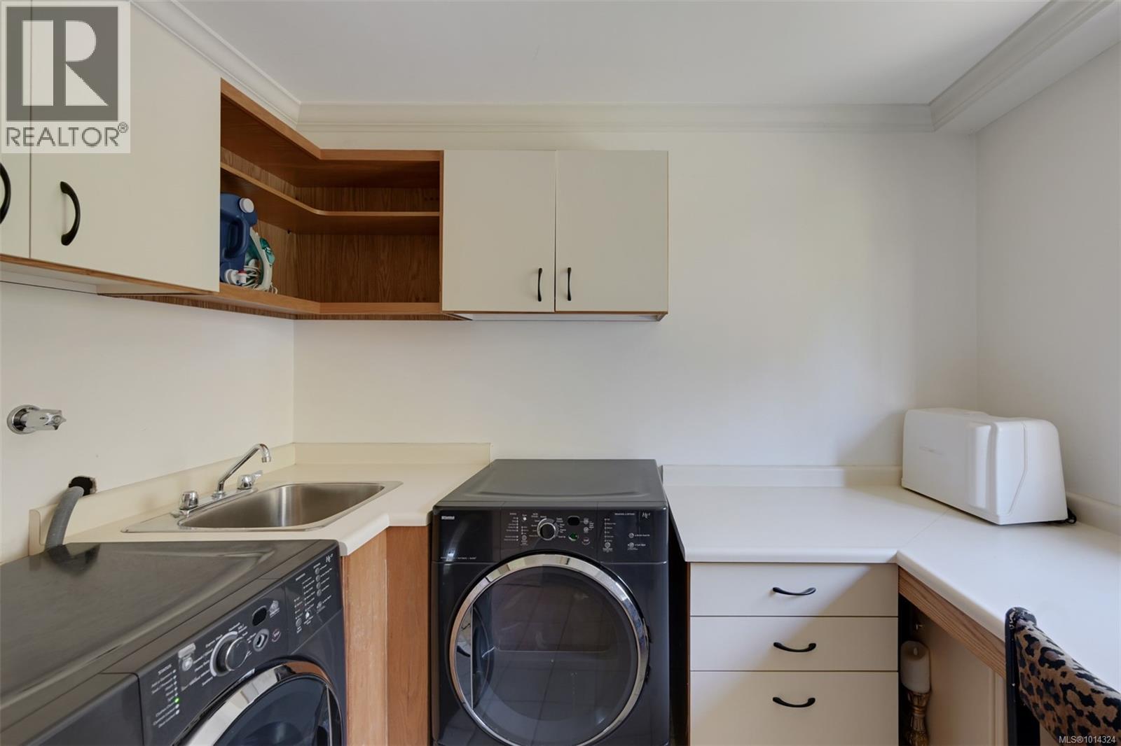 2807 Arbutus Rd, Saanich