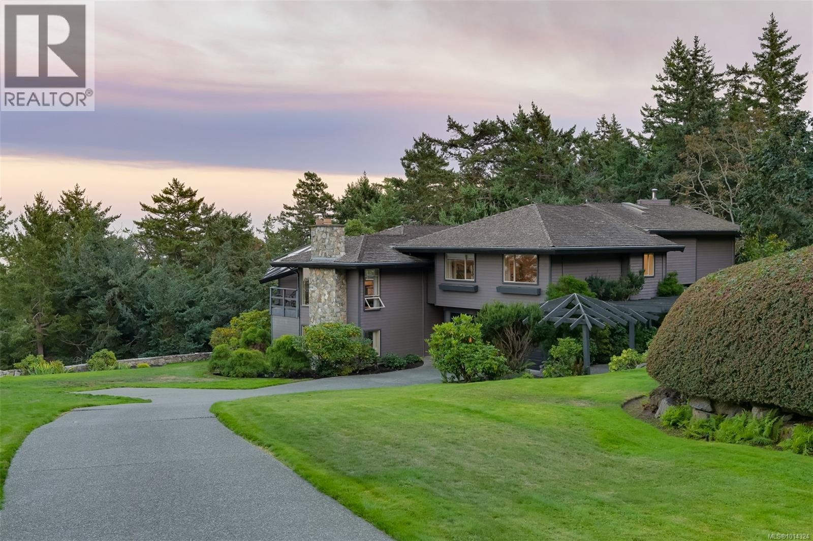 2807 Arbutus Rd, Saanich