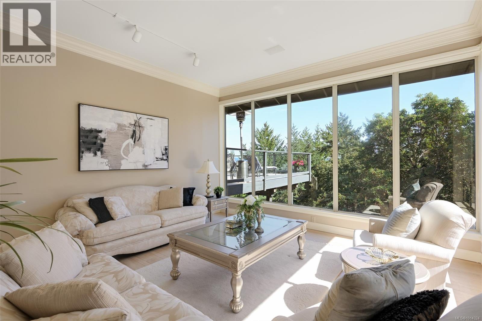 2807 Arbutus Rd, Saanich