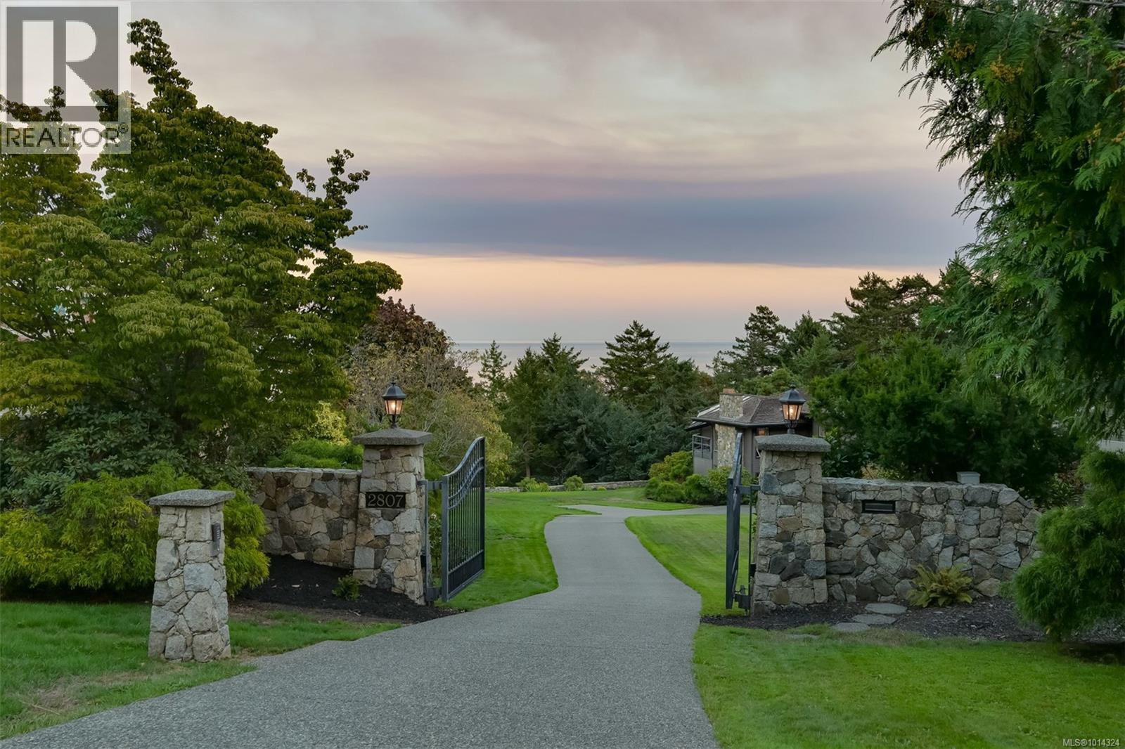 2807 Arbutus Rd, Saanich