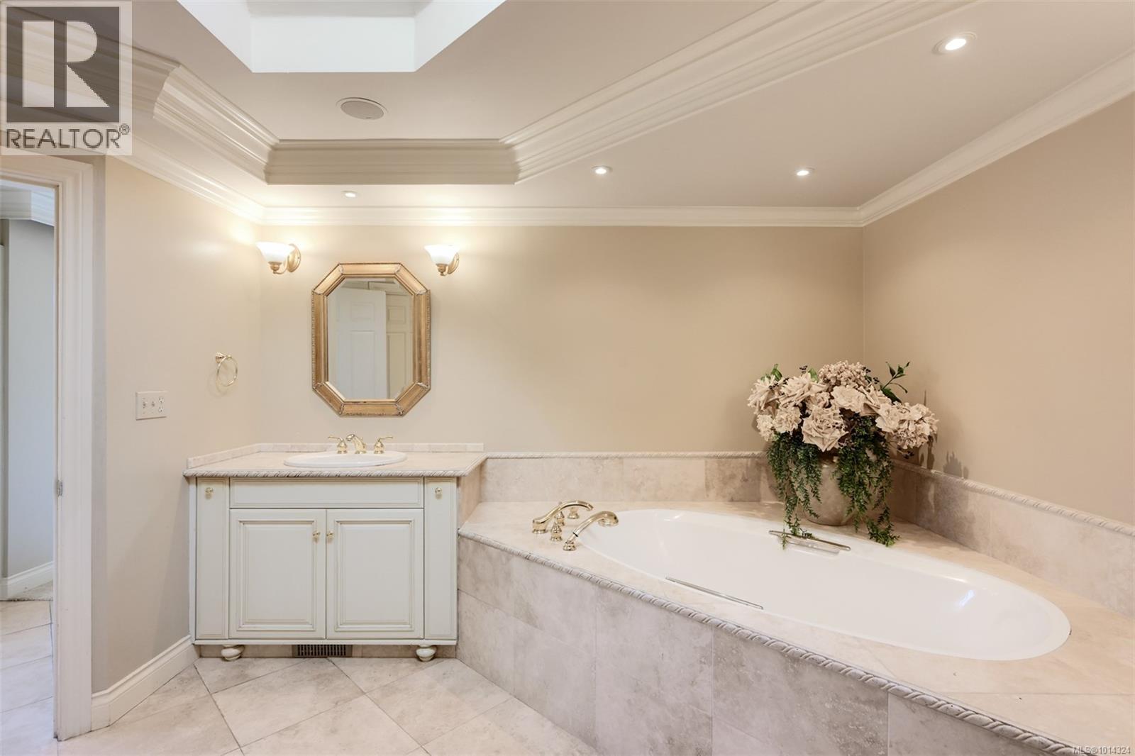 2807 Arbutus Rd, Saanich