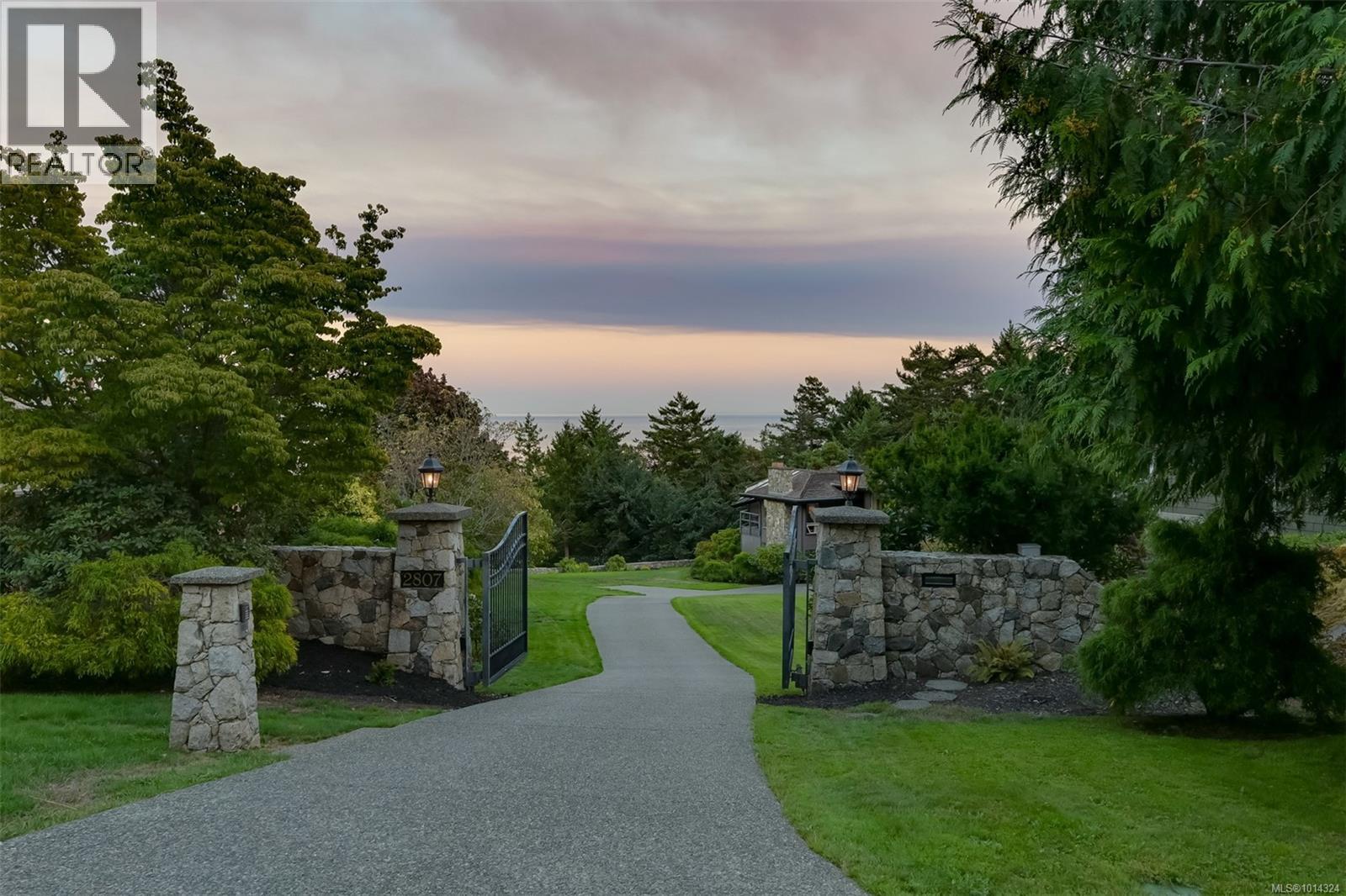 2807 Arbutus Rd, Saanich