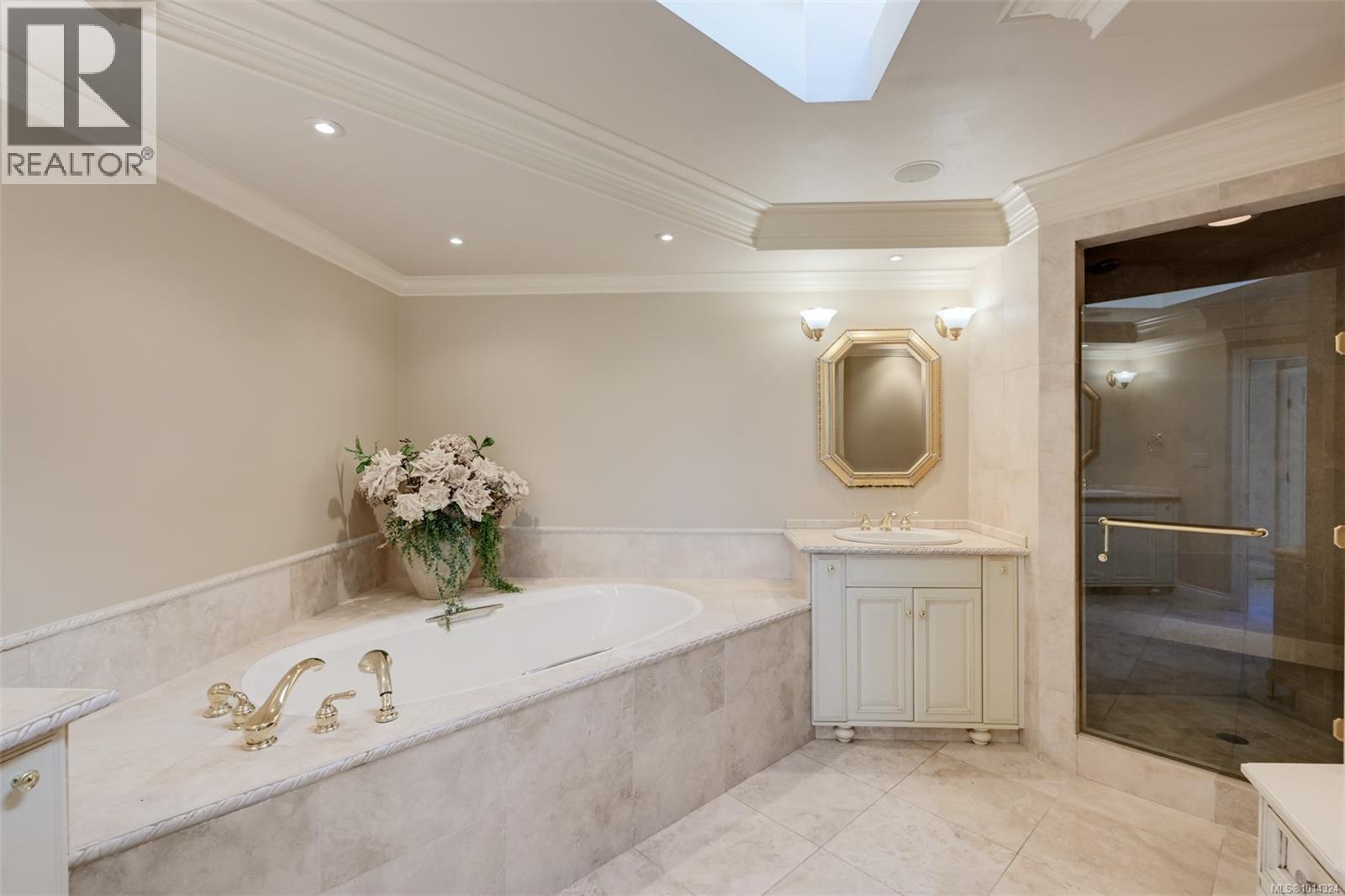 2807 Arbutus Rd, Saanich