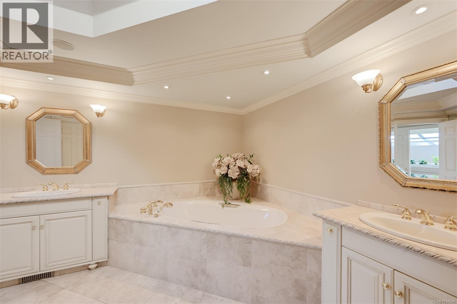 2807 Arbutus Rd, Saanich