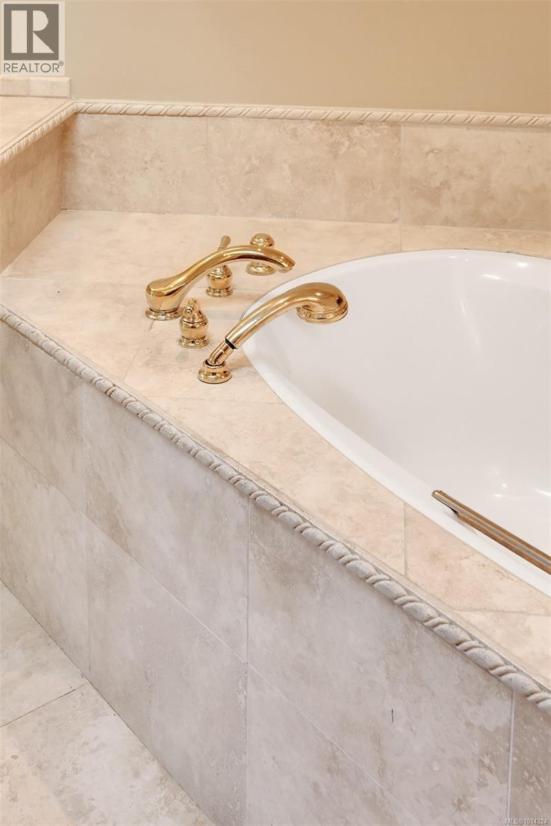 2807 Arbutus Rd, Saanich