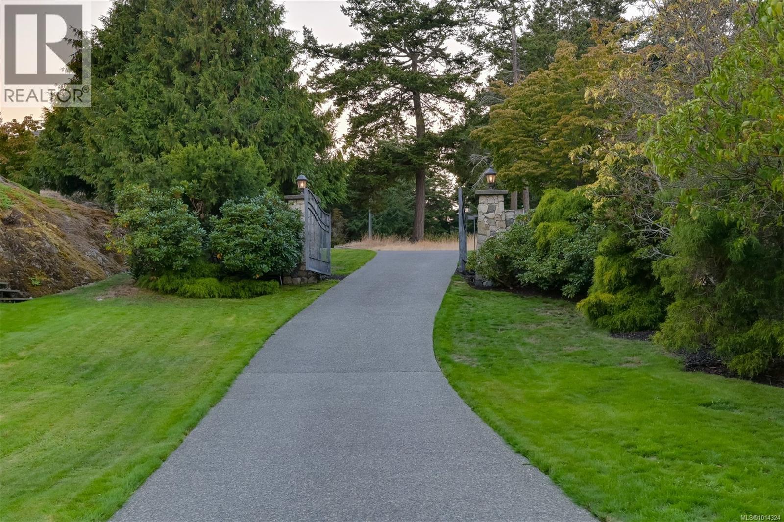 2807 Arbutus Rd, Saanich