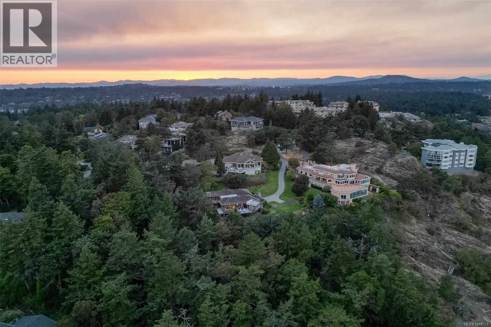 2807 Arbutus Rd, Saanich