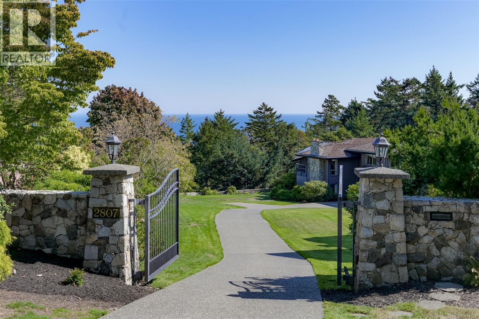 2807 Arbutus Rd, Saanich