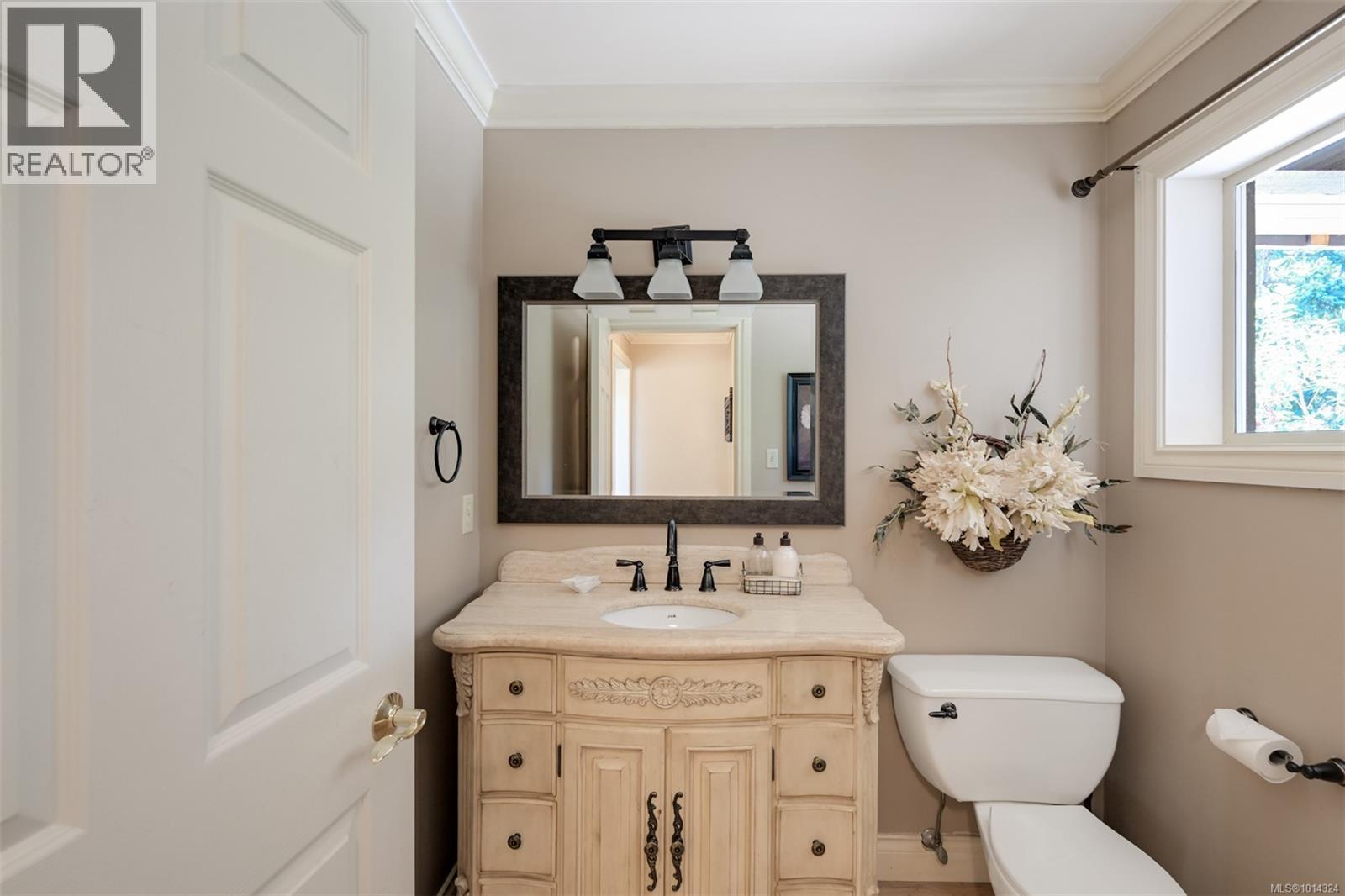 2807 Arbutus Rd, Saanich