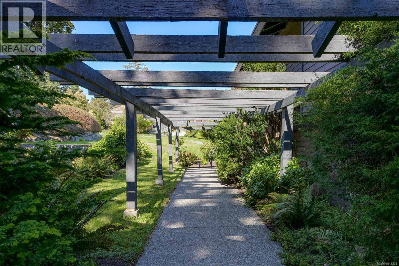 2807 Arbutus Rd, Saanich