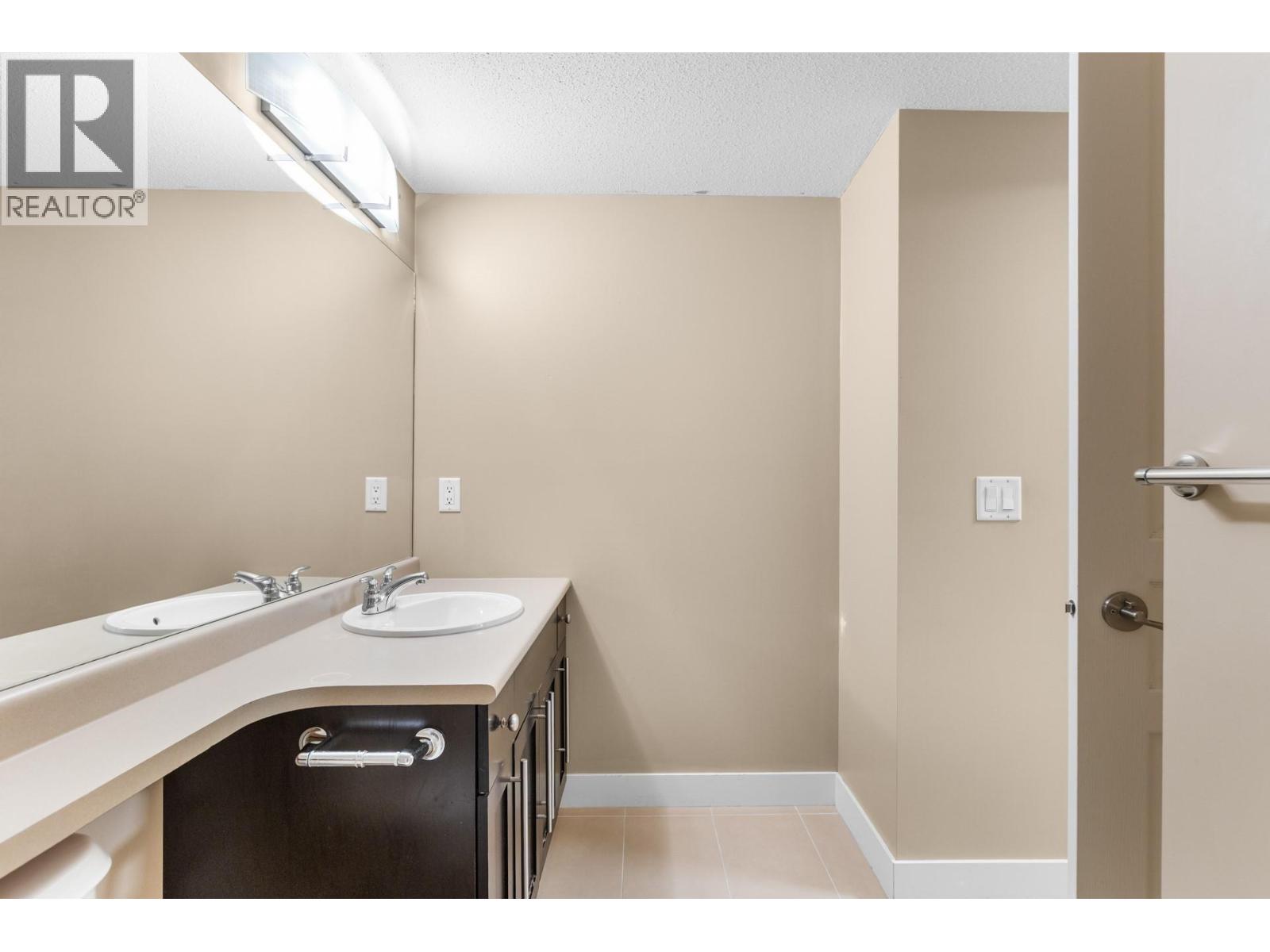120 1083 Sunset Drive, Kelowna