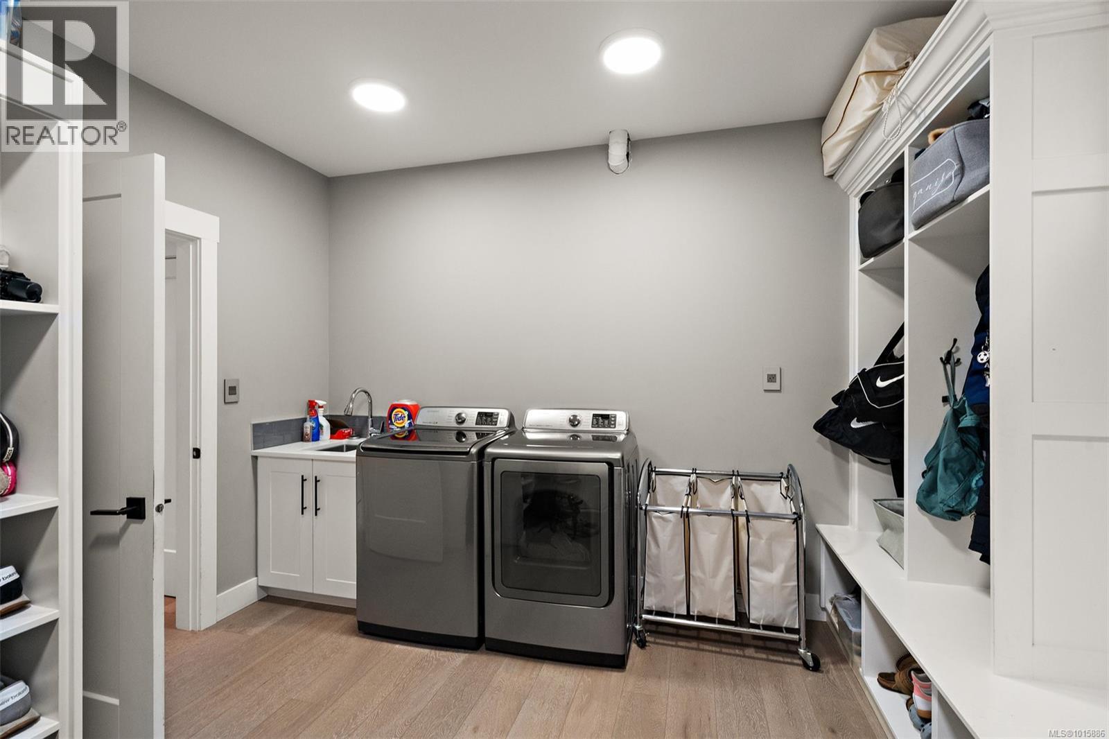  1560 Fremont Place, Saanich