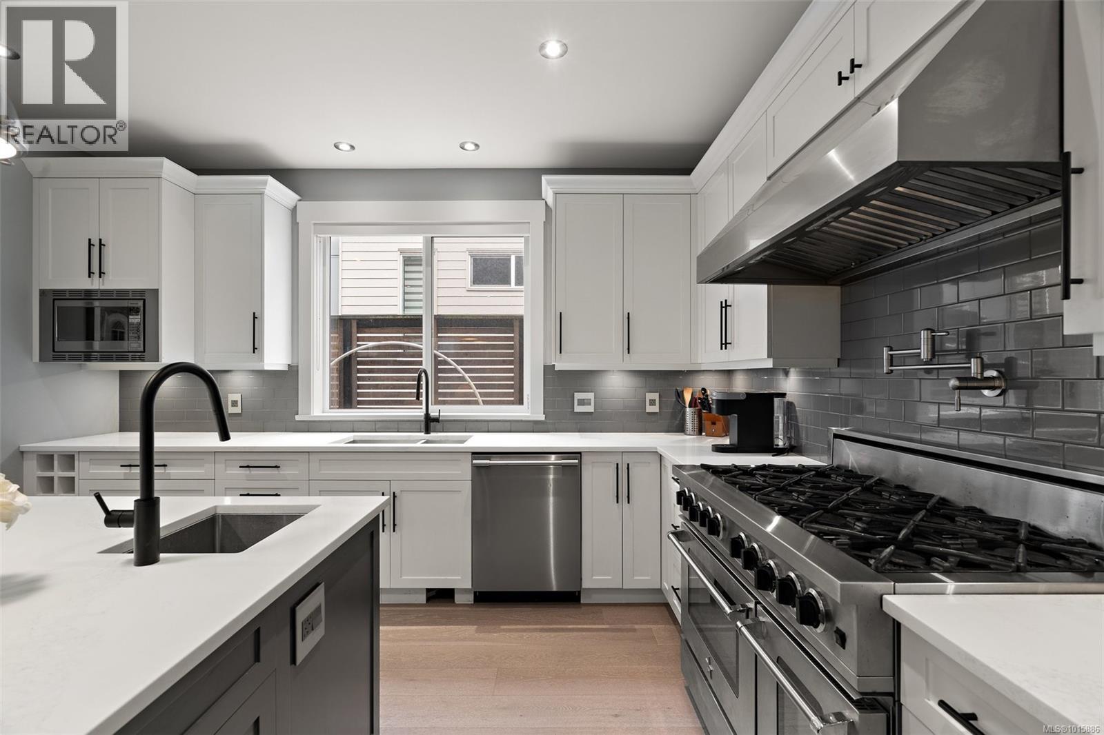  1560 Fremont Place, Saanich
