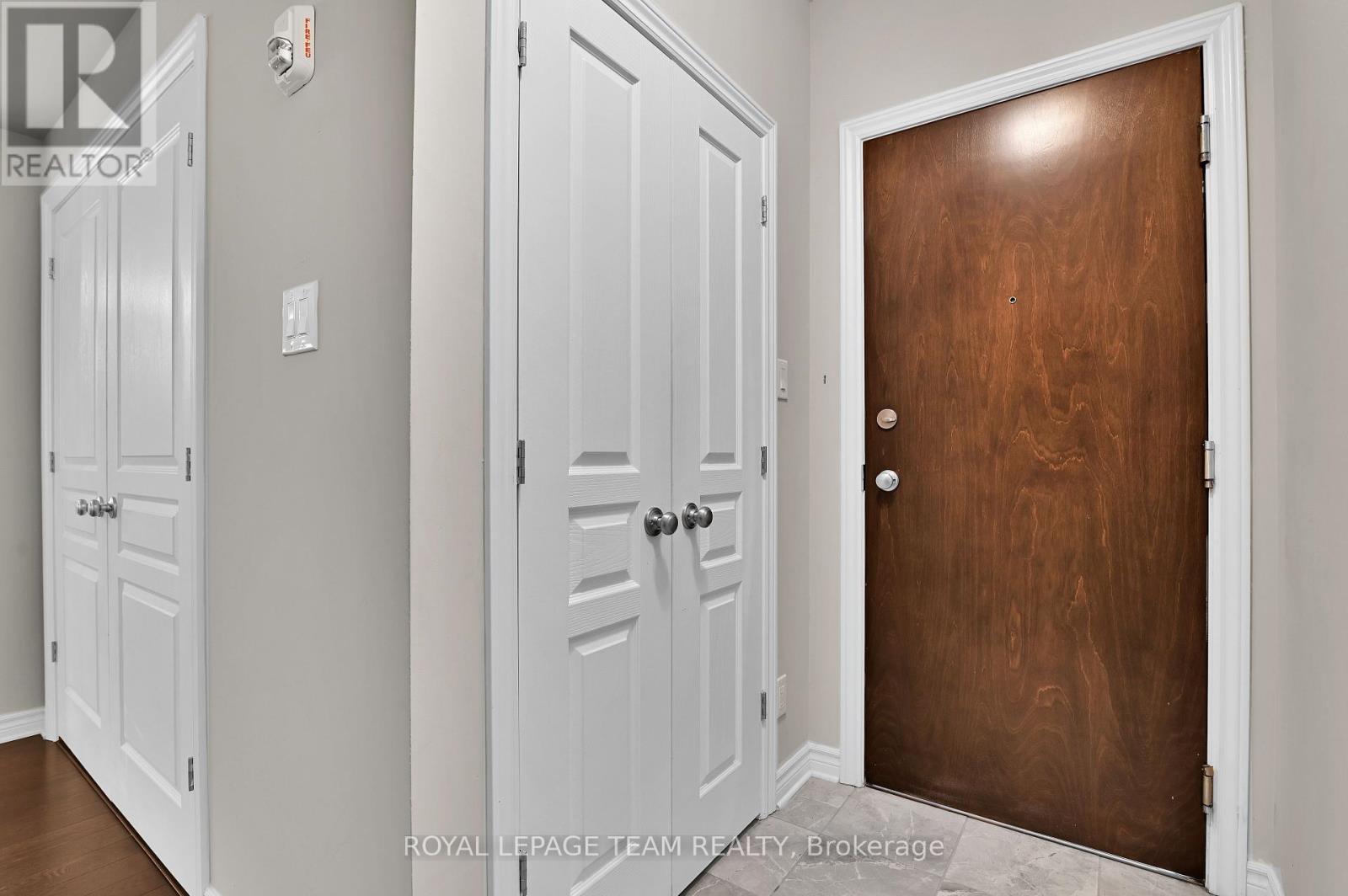 The oversize Foyer (8' 10\" x 3' 11\")