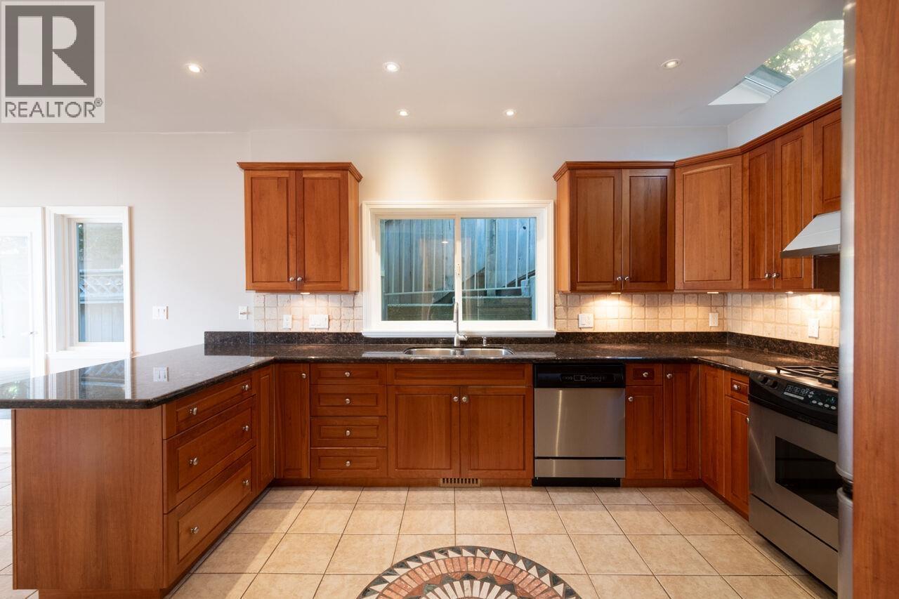 4080 ST. PAULS AVENUE, North Vancouver