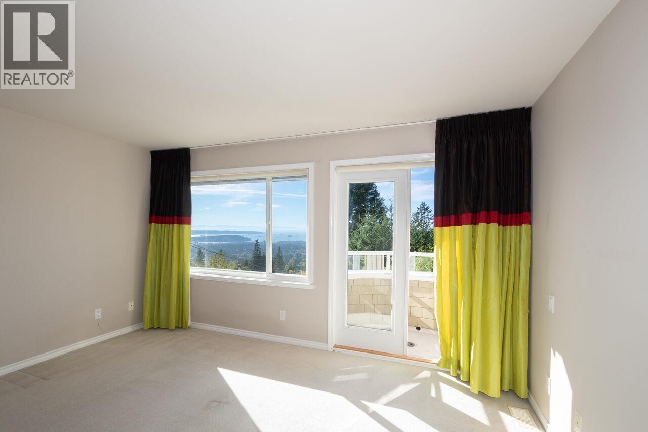 4080 ST. PAULS AVENUE, North Vancouver