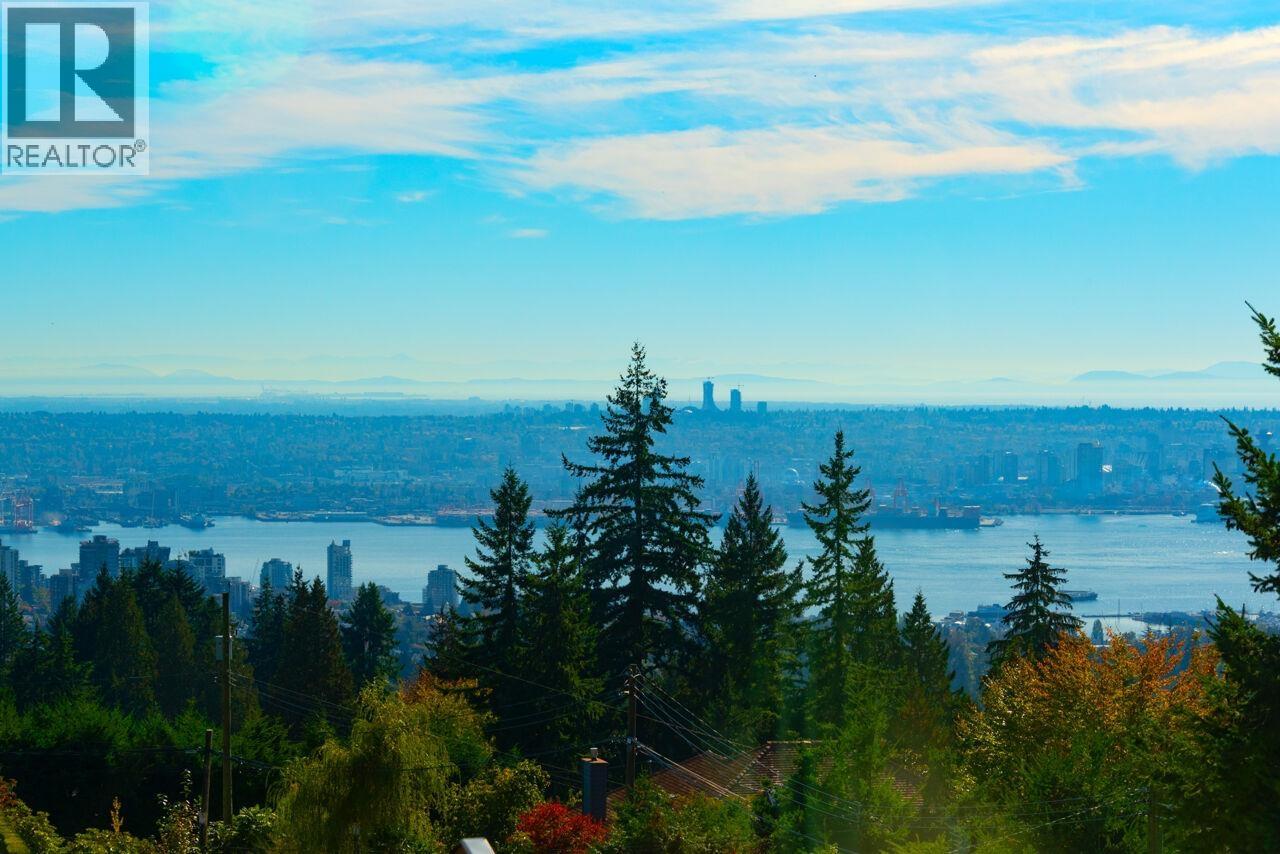 4080 ST. PAULS AVENUE, North Vancouver