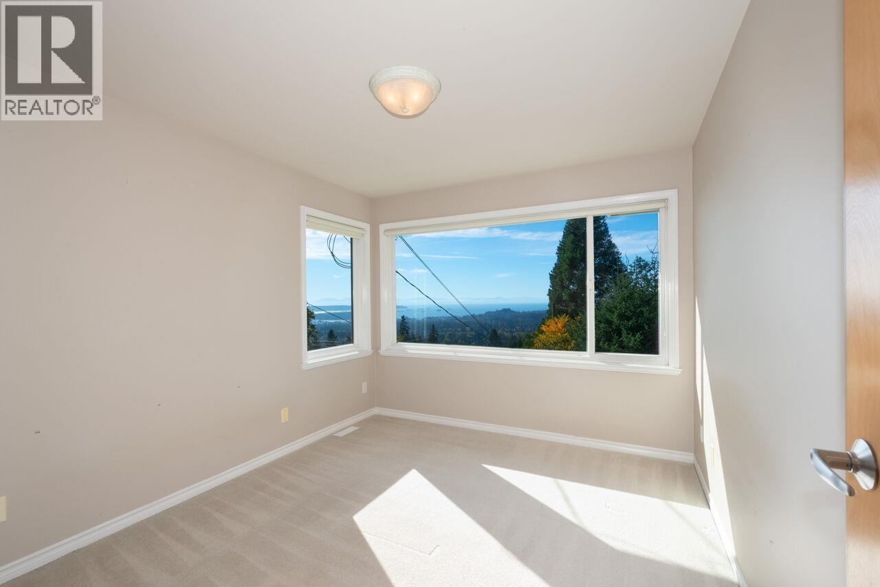 4080 ST. PAULS AVENUE, North Vancouver