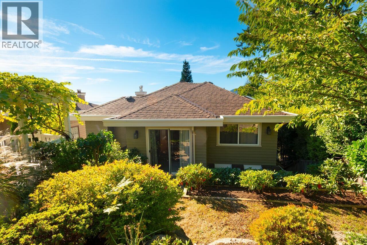 4080 ST. PAULS AVENUE, North Vancouver