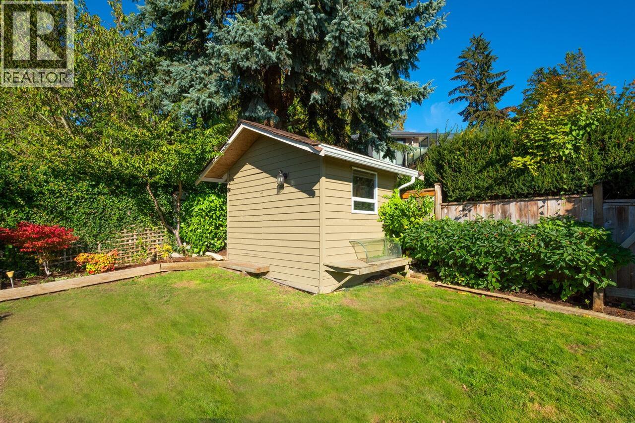 4080 ST. PAULS AVENUE, North Vancouver