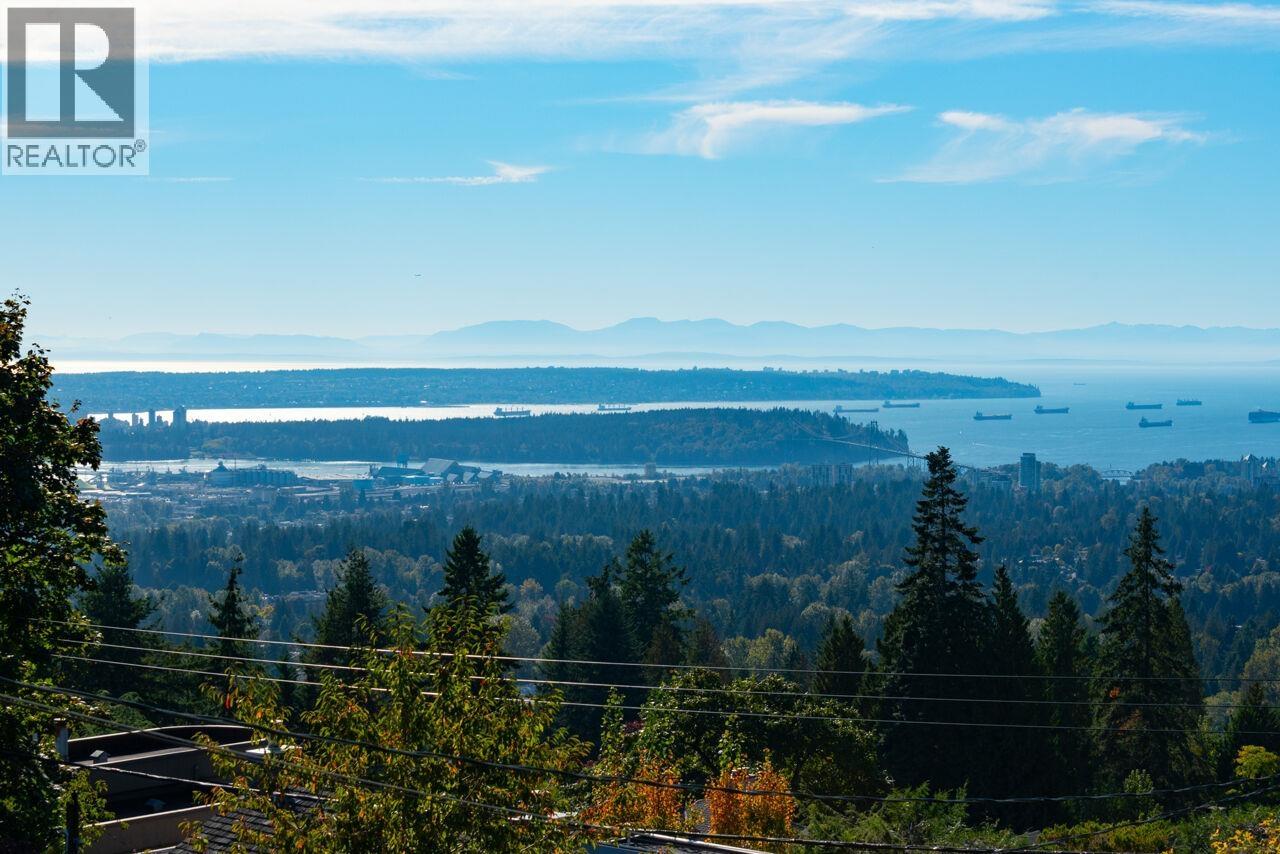 4080 ST. PAULS AVENUE, North Vancouver