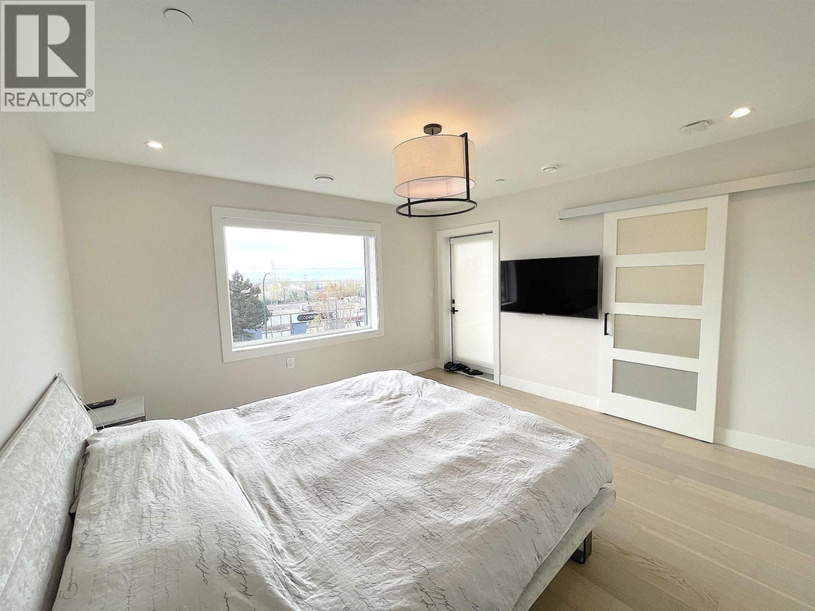 1633 SE MARINE DRIVE, Vancouver