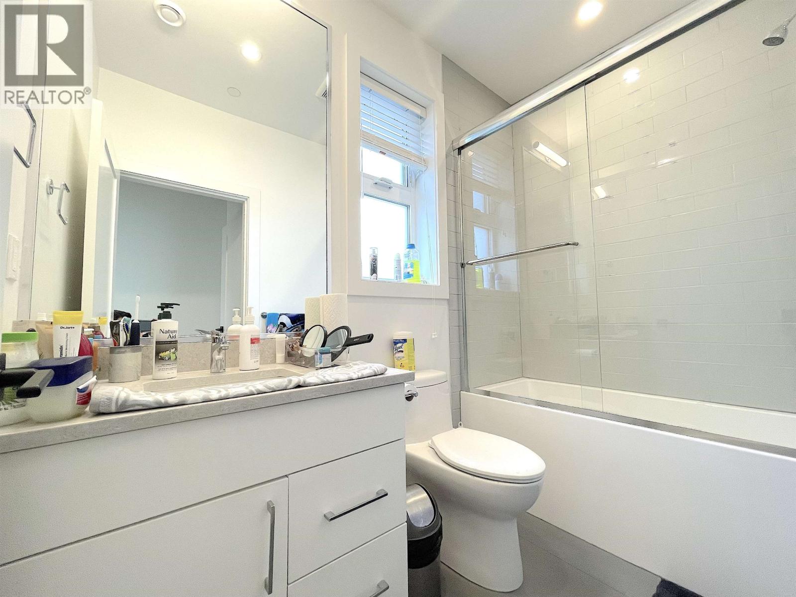 1633 SE MARINE DRIVE, Vancouver