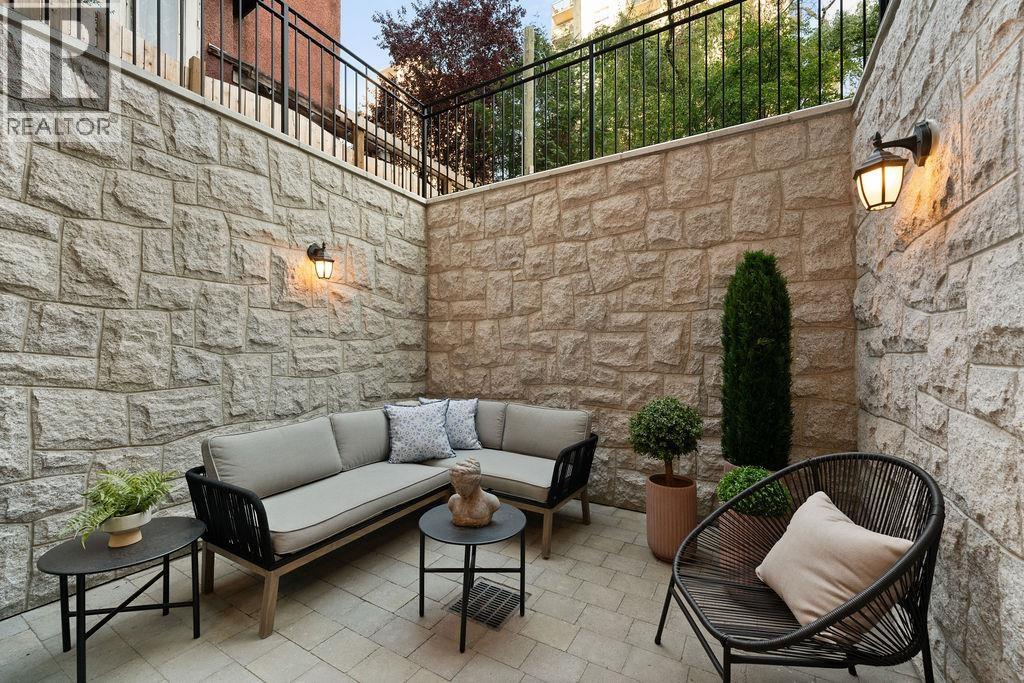 993 BROUGHTON STREET, Vancouver