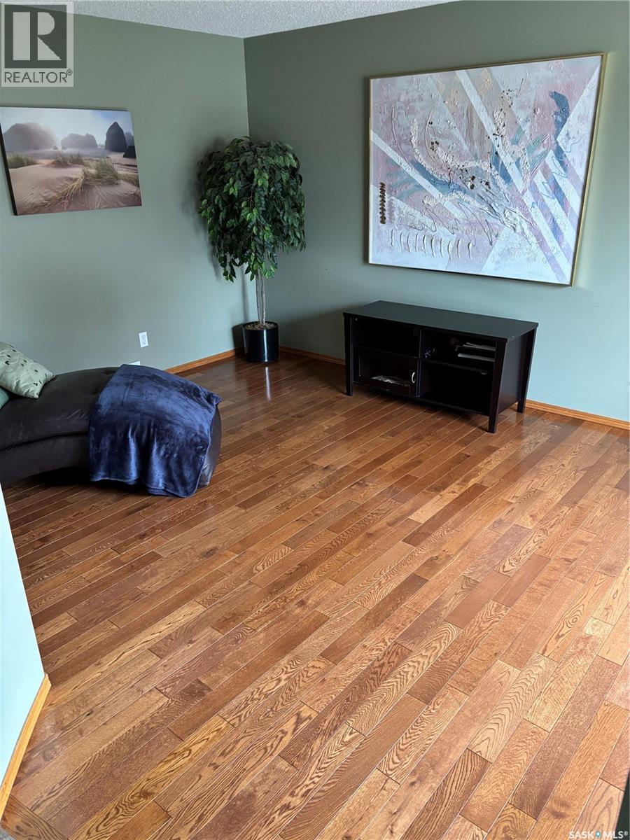 Single Family House 2 Level for Sale in  PEYSON BAY E Regina 