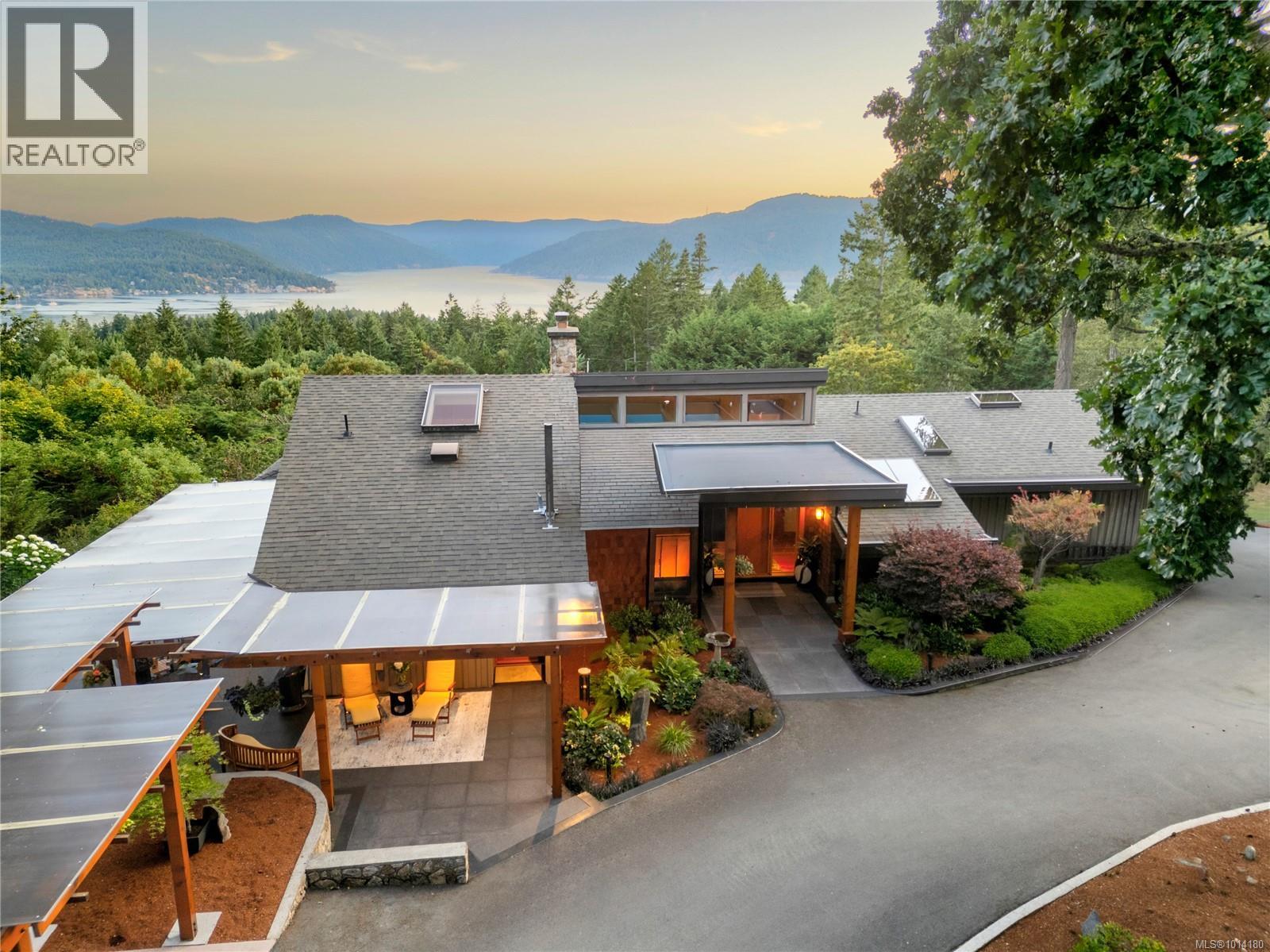  8100 Woodwyn Terrace, Central Saanich
